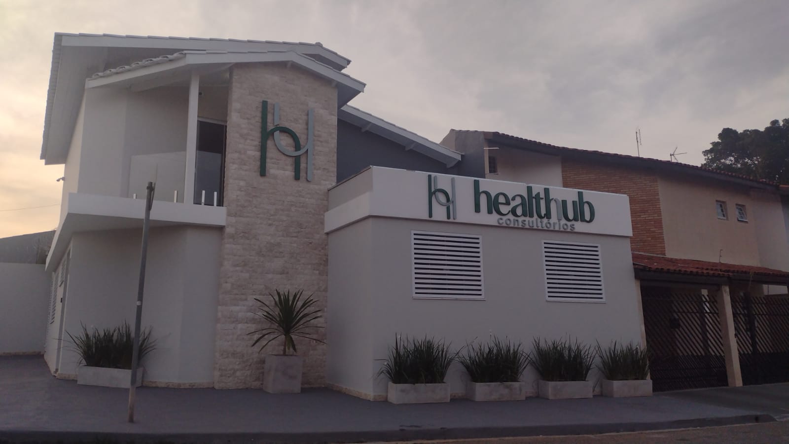 Fachada da clínica Healthub Consultórios, onde atende o Tratamento 360°